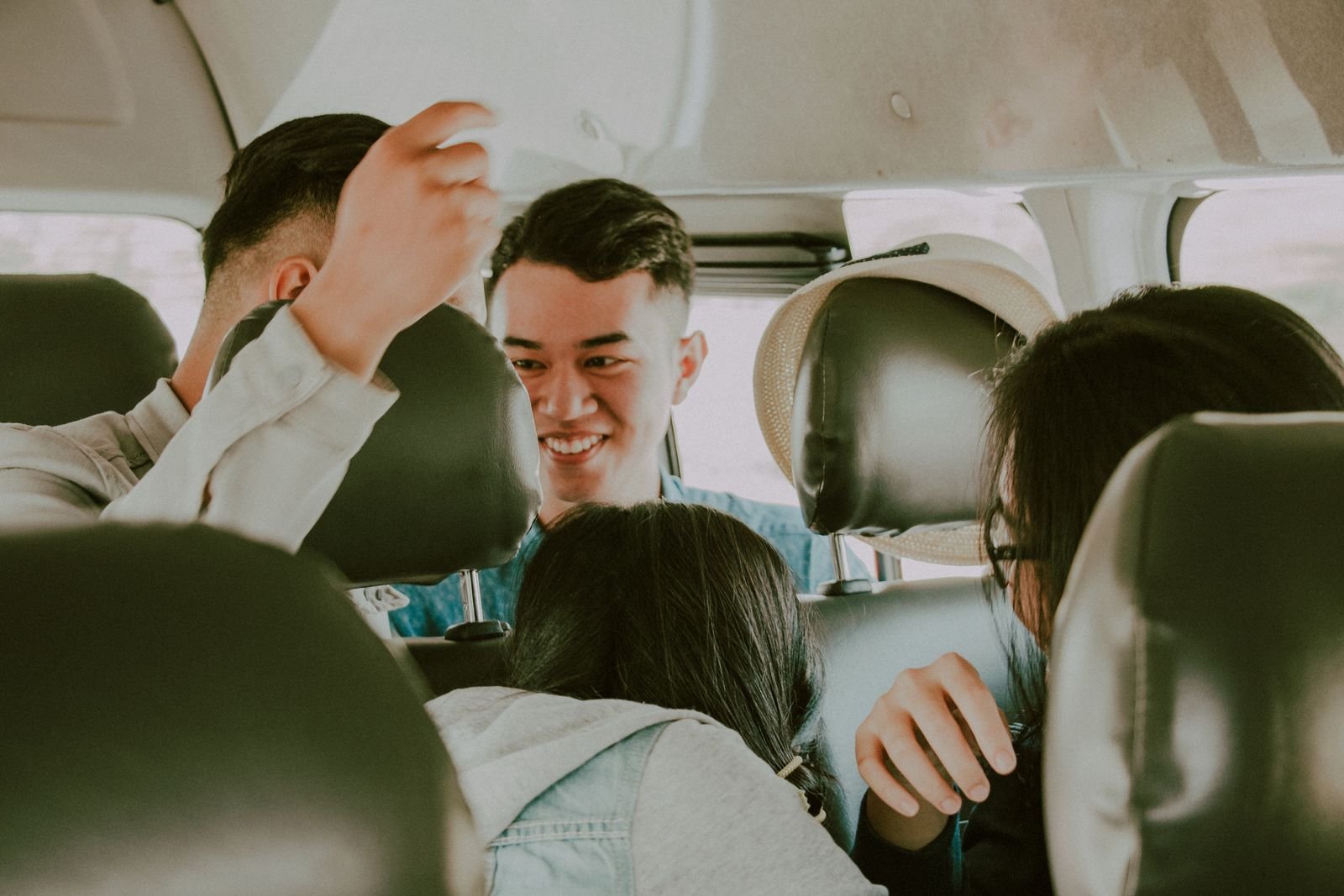Grupo de amigos jovens rindo e se divertindo durante um passeio de carro
