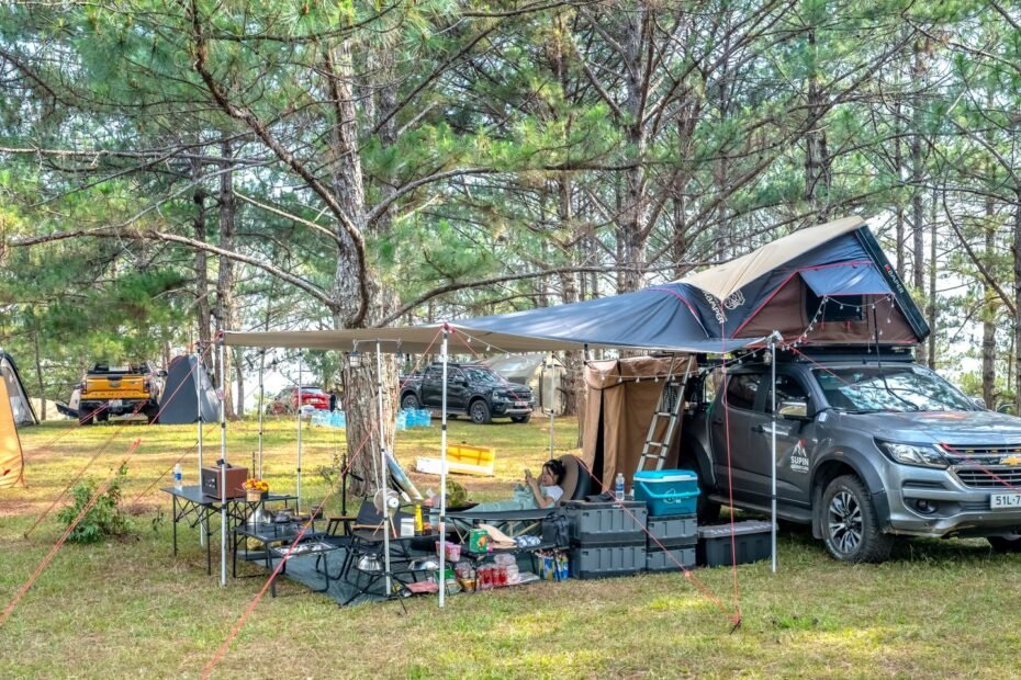 Apps de camping para road trip: carro com barraca de teto montada