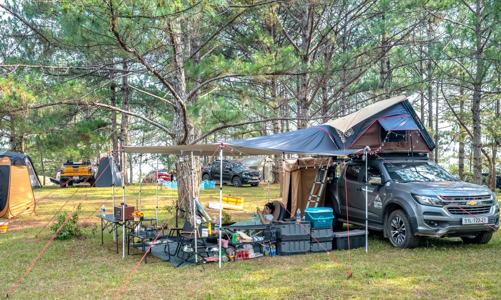 Apps de camping para road trip: carro com barraca de teto montada