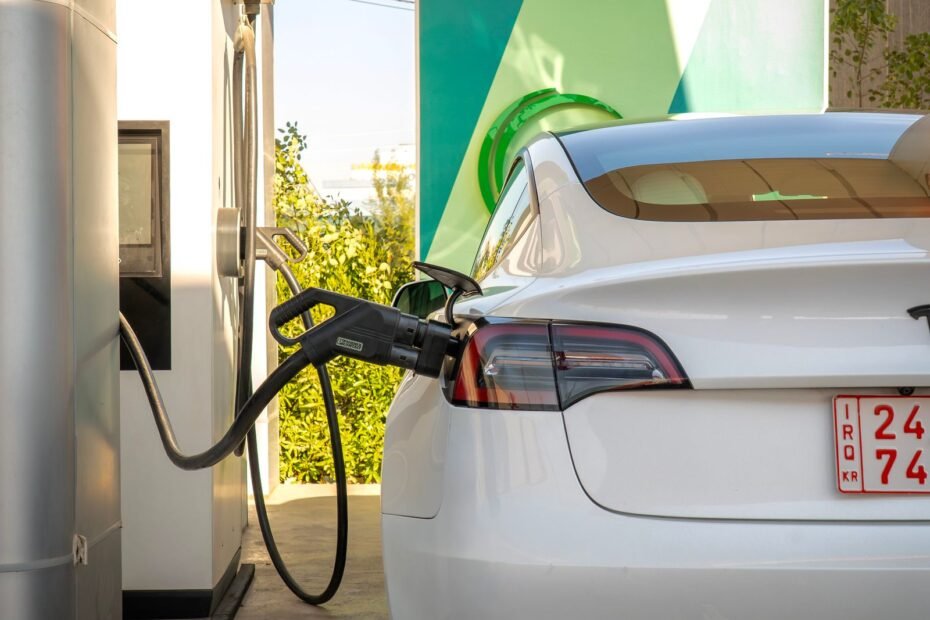 Tesla Model 3 carregando em um posto de recarga ao ar livre durante o dia