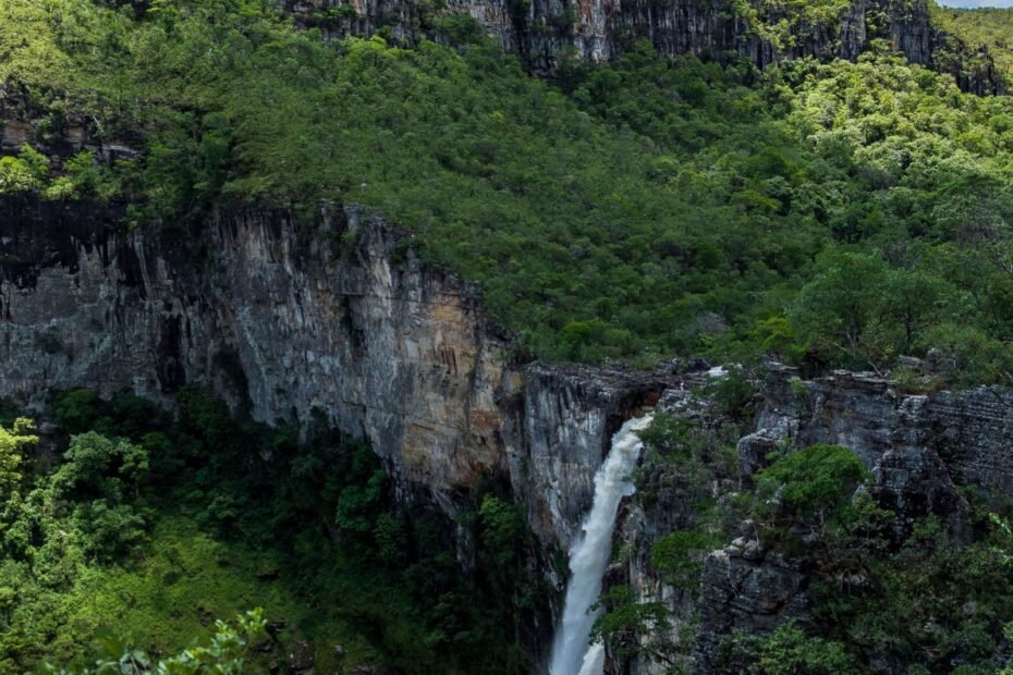Roteiro pela Chapada dos Veadeiros: paisagem de cânions e vegetação de cerrado