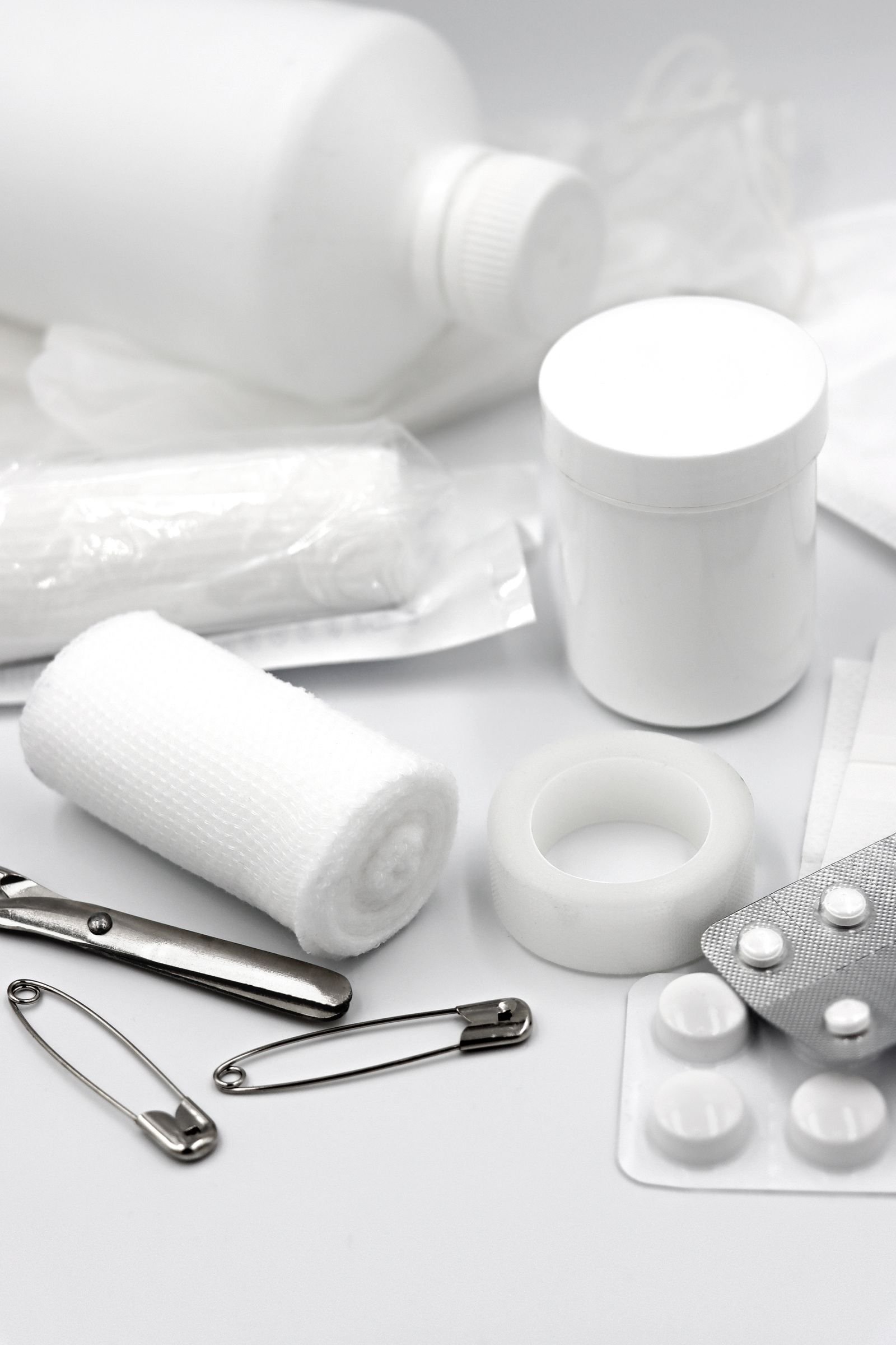 Conjunto de itens essenciais de primeiros socorros organizados para levar na viagem