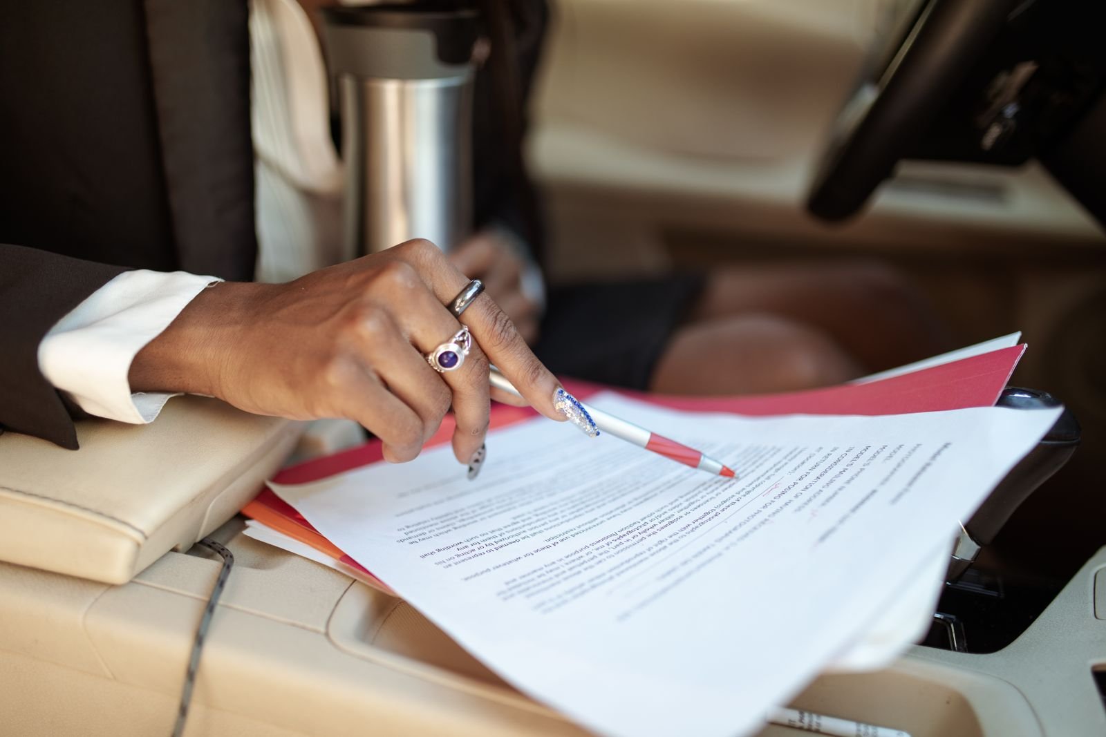 Documentos necessários para viajar de carro: assinatura de papéis