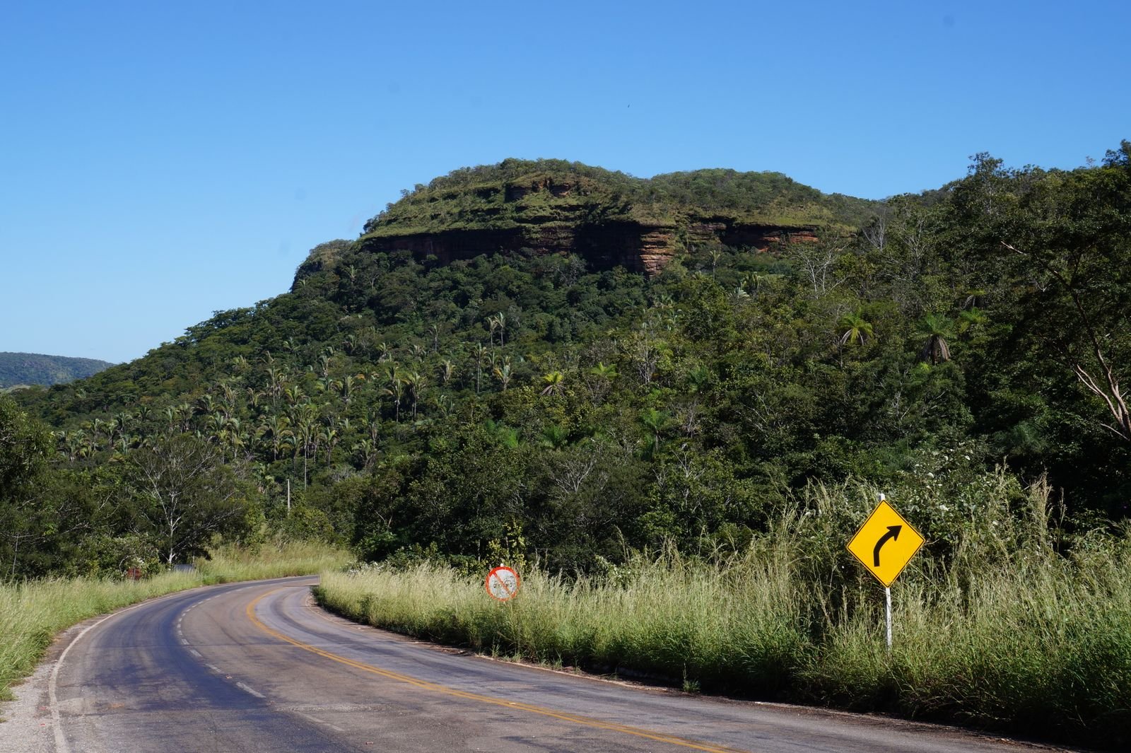 Roteiro do Jalapão: estrada sinuosa no interior do Tocantins