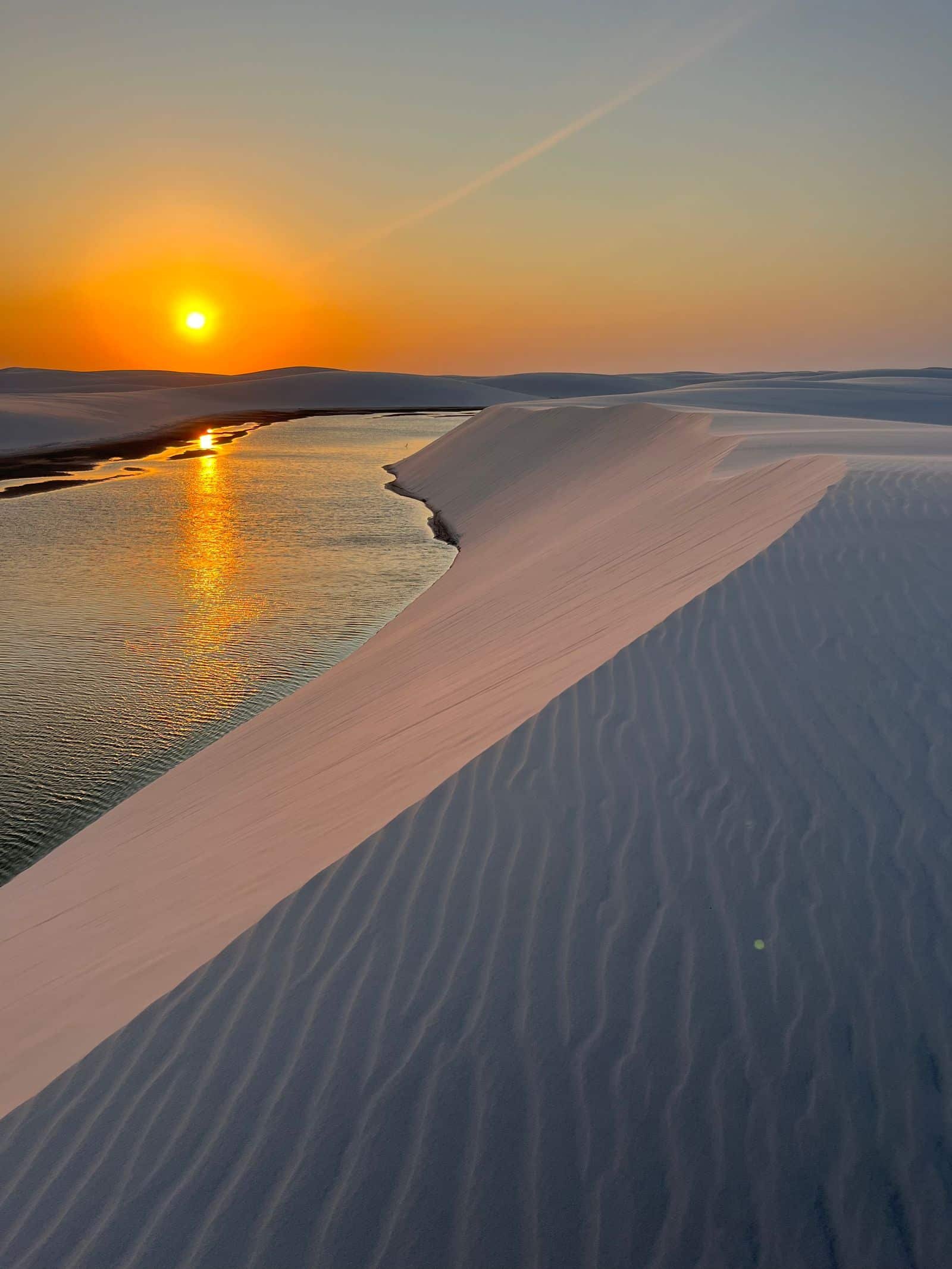 Pôr do sol sobre dunas e lagoas dos Lençóis Maranhenses, Maranhão