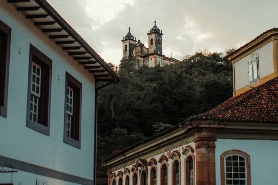 Vista de uma igreja histórica no topo de uma colina em Ouro Preto, arquitetura colonial ao entardecer