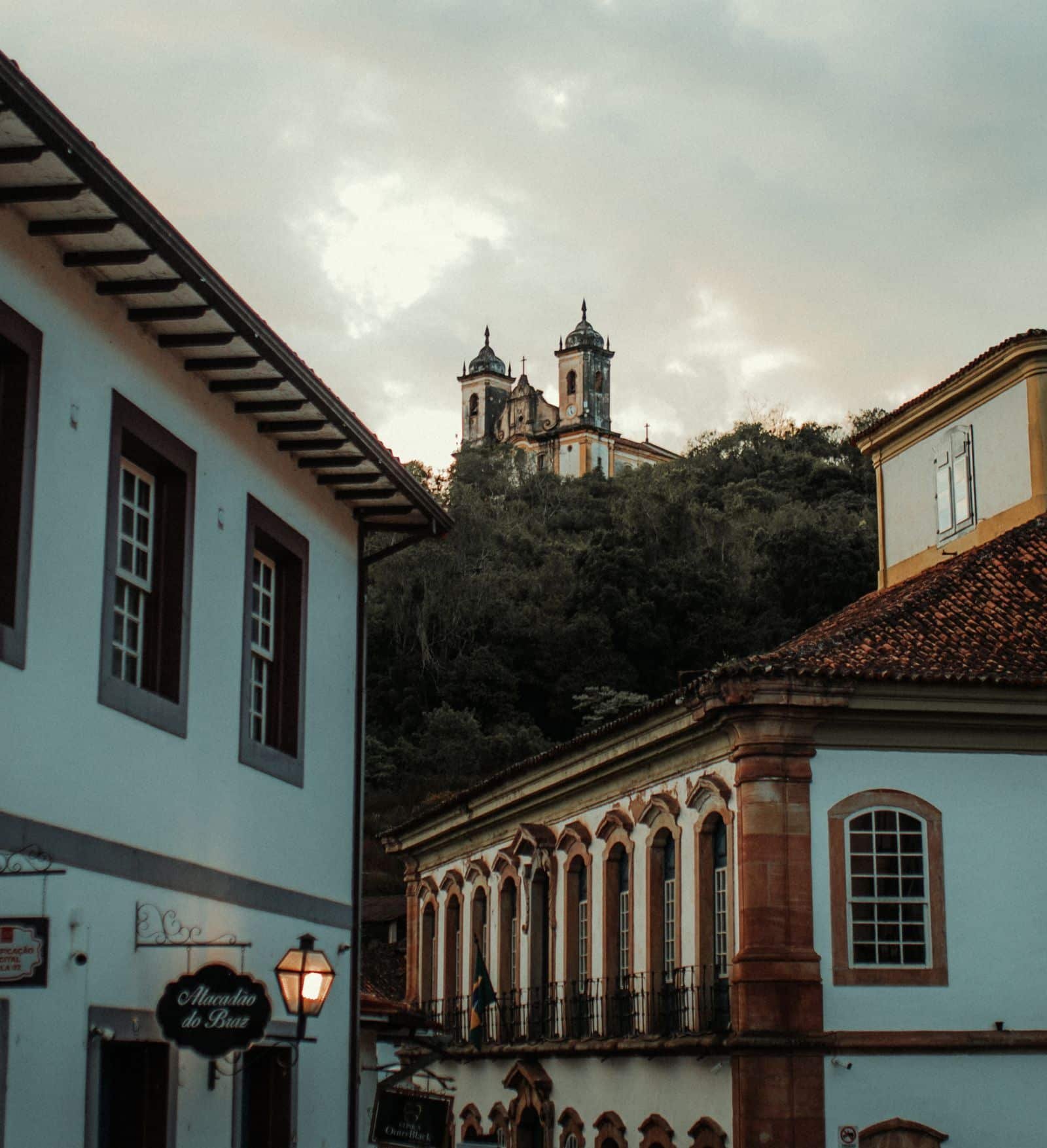 Vista de uma igreja histórica no topo de uma colina em Ouro Preto, arquitetura colonial ao entardecer