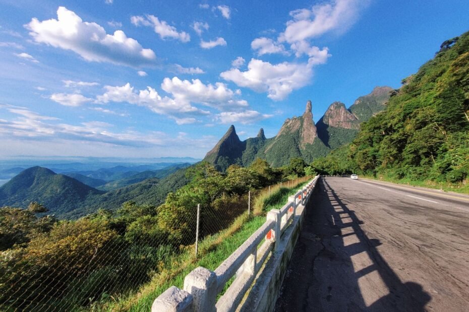 Vista panorâmica de uma rodovia cortando as montanhas do Brasil sob céu azul