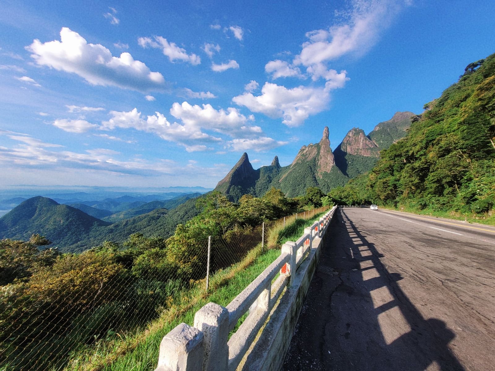 Vista panorâmica de uma rodovia cortando as montanhas do Brasil sob céu azul