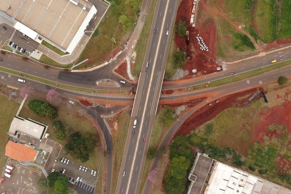 Vista aerea de um cruzamento de rodovia mostrando infraestrutura urbana e transito