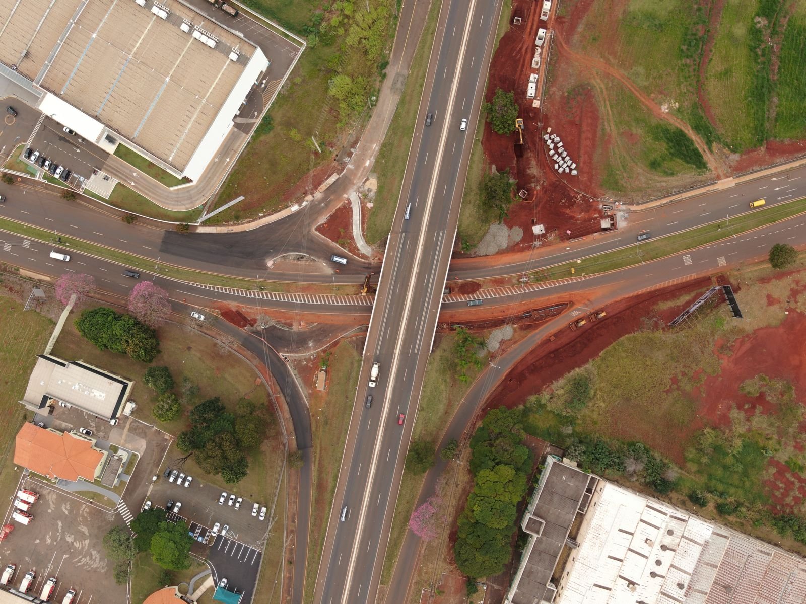 Vista aerea de um cruzamento de rodovia mostrando infraestrutura urbana e transito