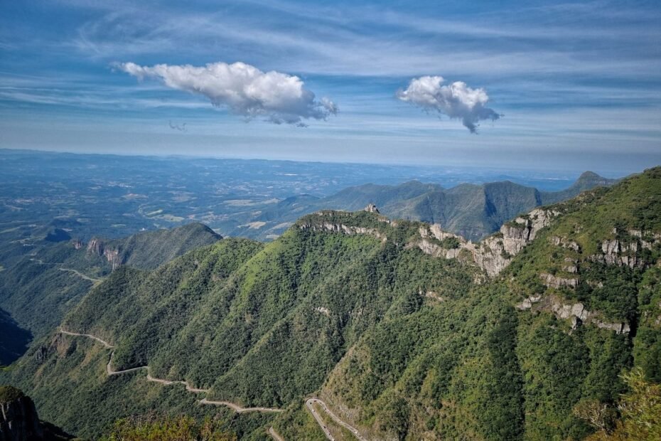 Vista panoramica das estradas sinuosas e colinas verdes da Serra do Rio do Rastro em Santa Catarina