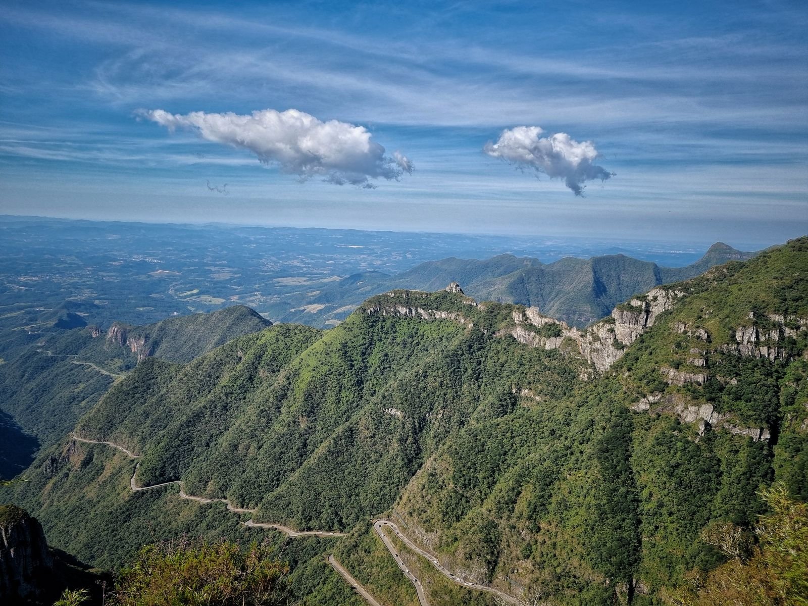 Vista panoramica das estradas sinuosas e colinas verdes da Serra do Rio do Rastro em Santa Catarina