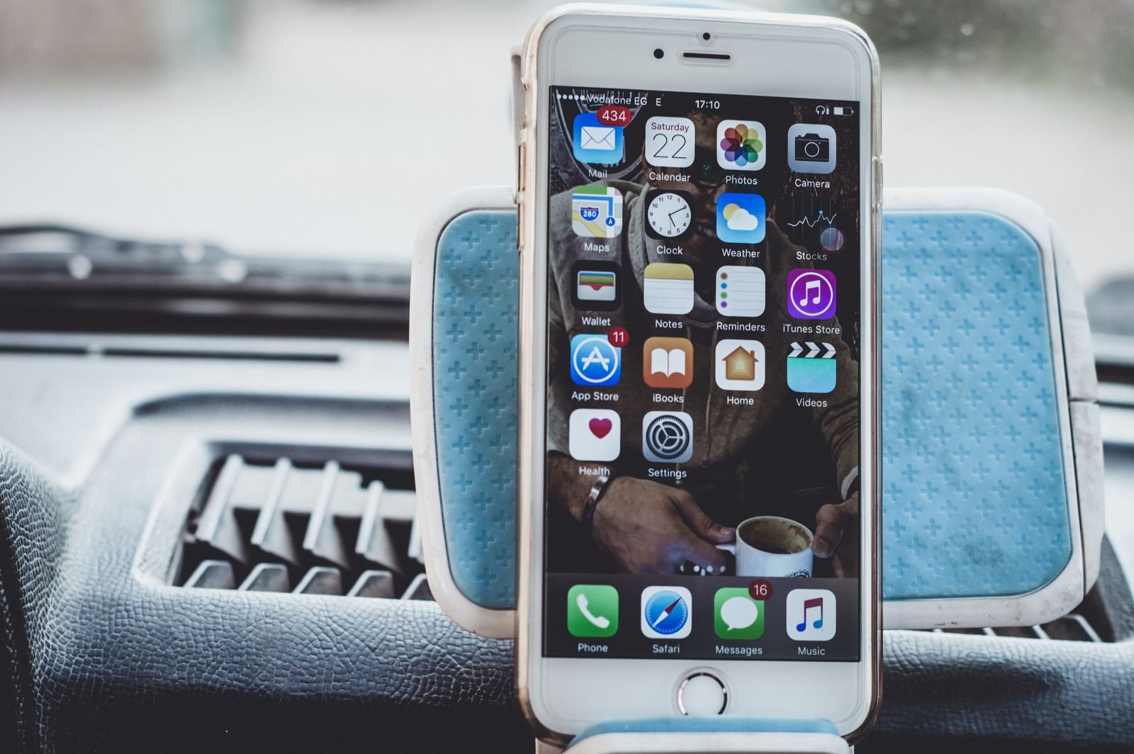Apps para planejar uma road trip: smartphone montado no painel do carro