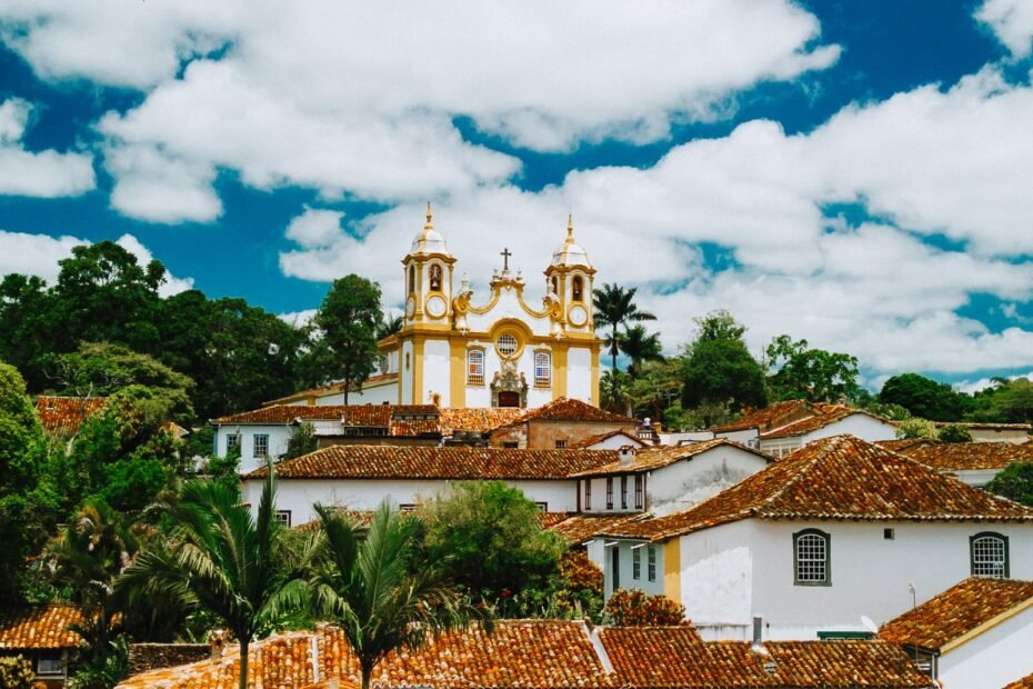 Vista da cidade de Tiradentes mostrando a Igreja Matriz de Santo Antonio e telhados de telha colonial