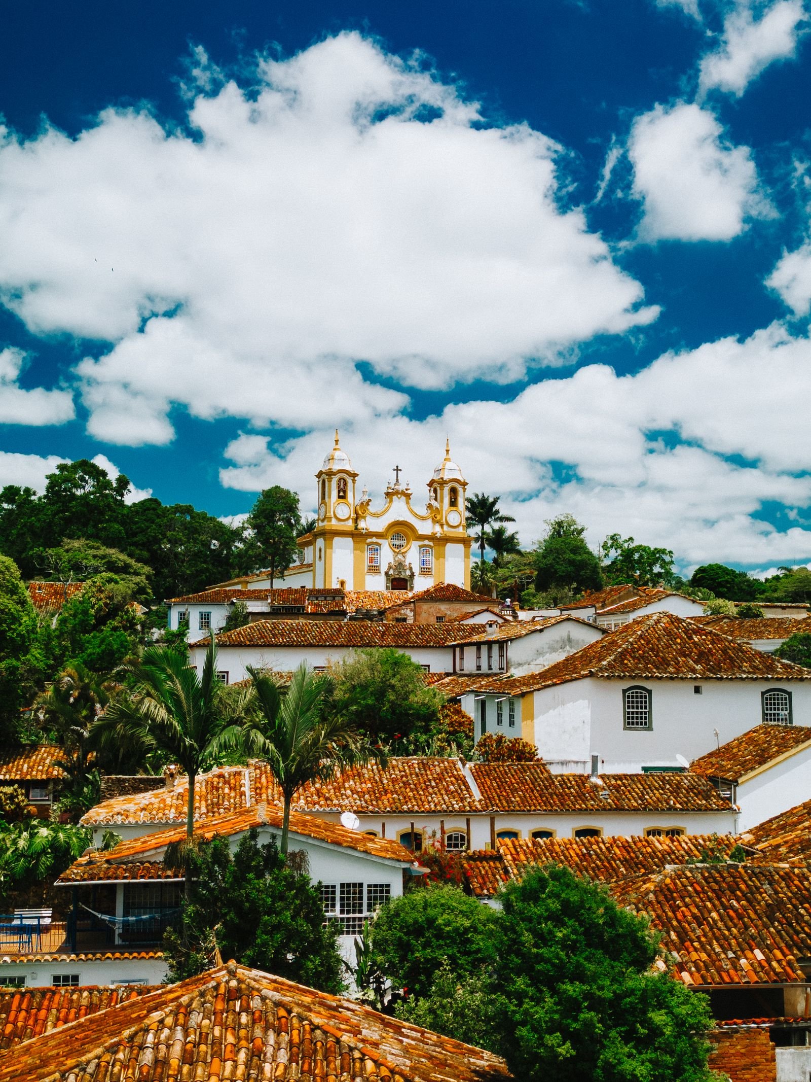 Vista da cidade de Tiradentes mostrando a Igreja Matriz de Santo Antonio e telhados de telha colonial