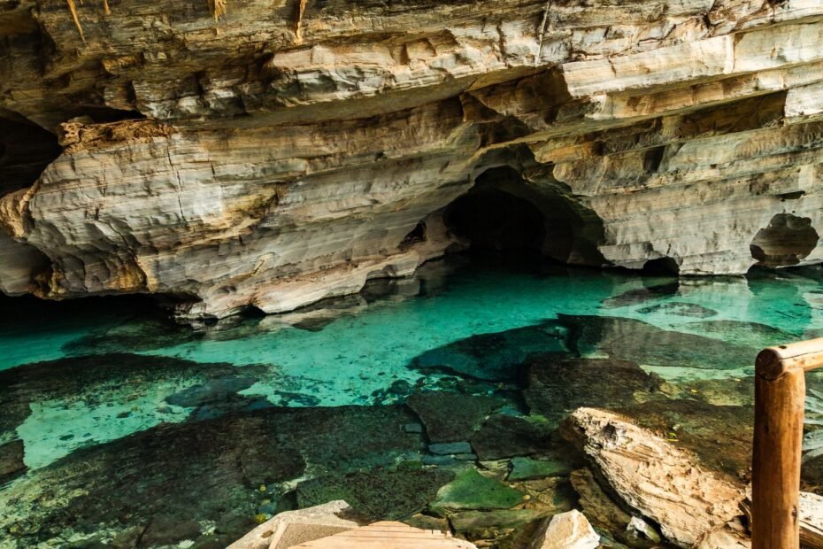 Bonito de carro, gruta com água transparente no Mato Grosso do Sul