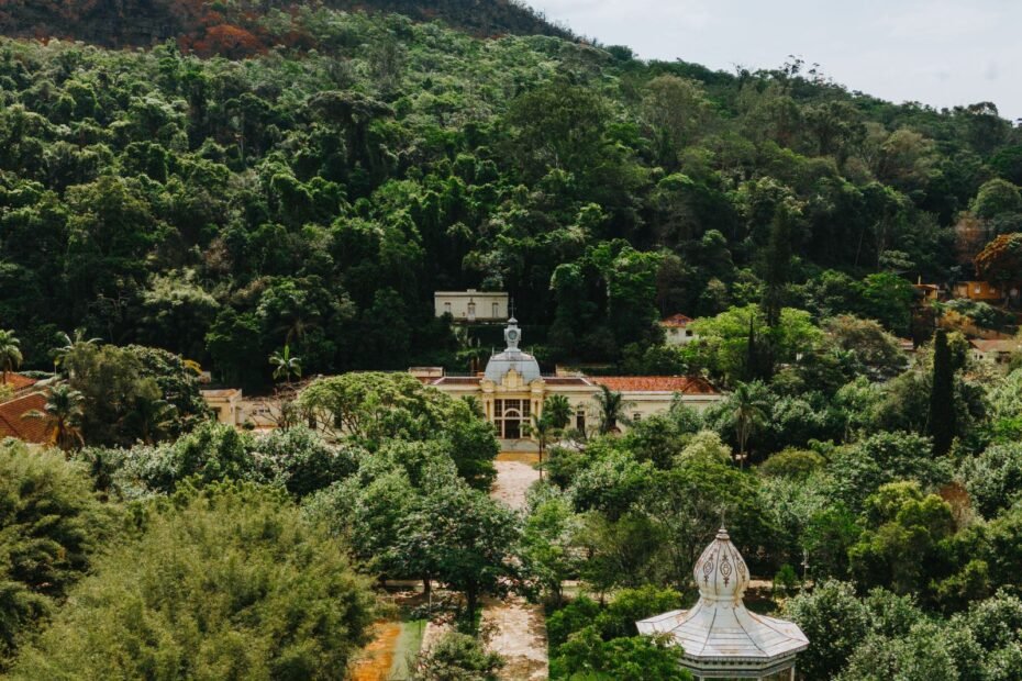 Circuito das Águas Mineiras de carro, parque com gazebo em Caxambu, Minas Gerais