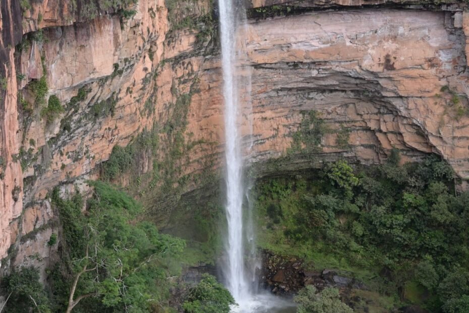Nobres de carro, cachoeira perto de Chapada dos Guimarães, Mato Grosso