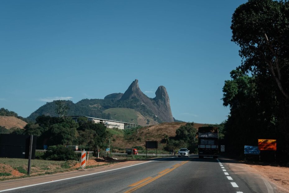 Estrada de montanha no Espírito Santo, a caminho do Parque Nacional do Caparaó de carro