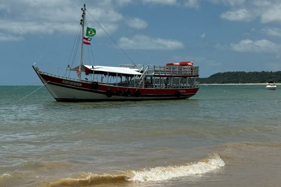 Porto Seguro a Trancoso de carro, barco na praia de Trancoso na Bahia