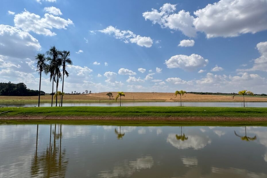 Rio Quente de carro, região de Caldas Novas em Goiás