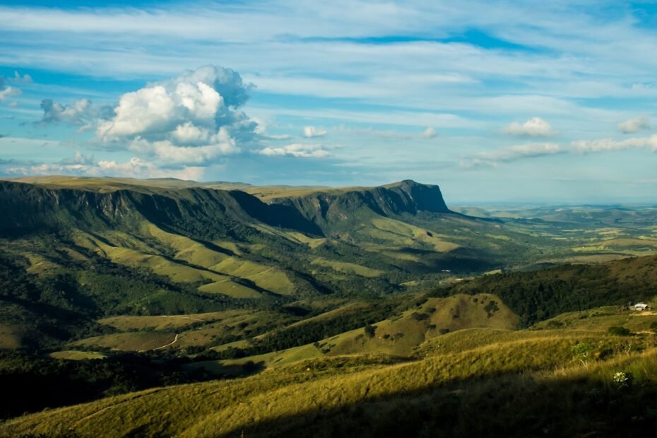 Serra da Canastra de carro, paisagem de cerrado em Minas Gerais