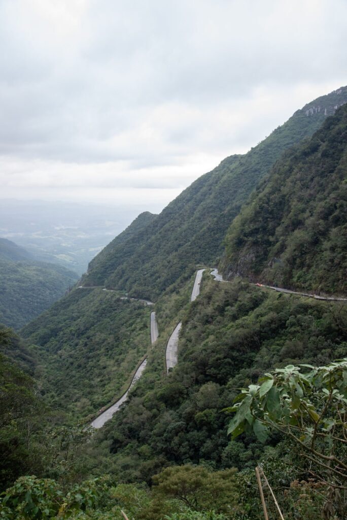 Rota Romântica: pórtico de entrada da cidade de Gramado na Serra Gaúcha: vista em Rota Romântica: pórtico de entrada da cidad
